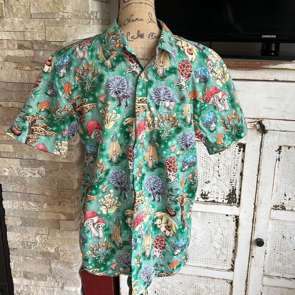 Crescent Creepers Mushroom short sleeve w front pocket green button up Size M